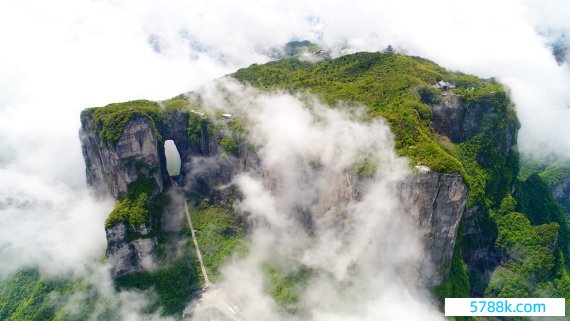 　　辛勤图：张家界天门山姿首区，新华社发（邵颖 摄）